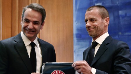 Συνάντηση Μητσοτάκη με τον πρόεδρο της UEFA Αλεξάντερ Τσέφεριν
