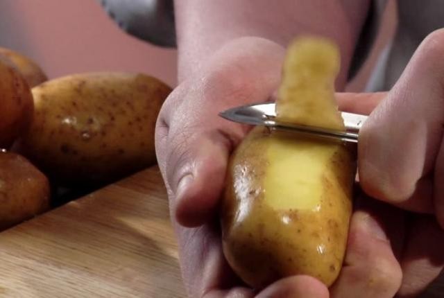 Γιατί δεν πρέπει να πετάτε τις φλούδες από τις πατάτες