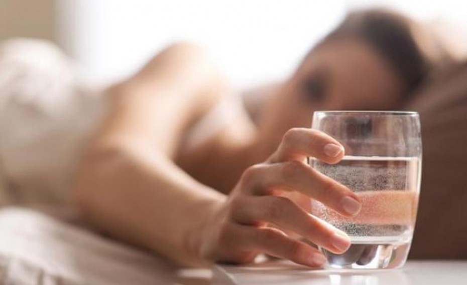 Γιατί δεν πρέπει να πίνετε νερό από το ποτήρι δίπλα στο κομοδίνο σας