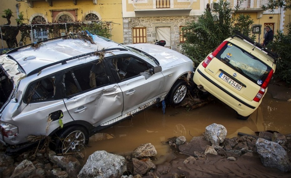 Βιβλικές καταστροφές στη Σύμη - Τόνοι λάσπης «βούλιαξαν» το νησί