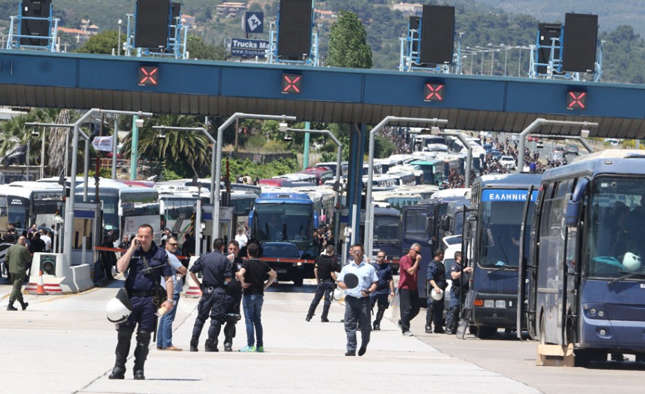 «Η Αστυνομία συνοδεύει λεωφορεία με κουκουλοφόρους-ροπαλοφόρους που κρατάνε βουλγαρικές σημαίες;»
