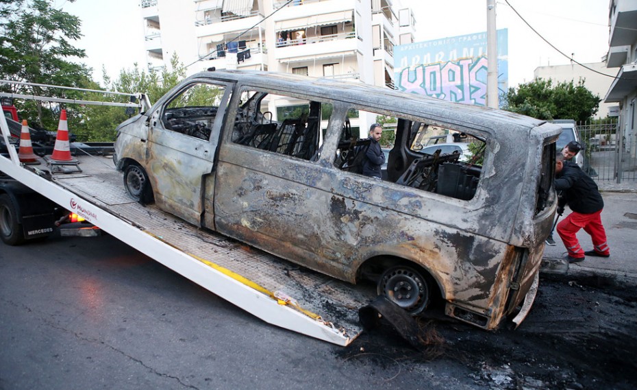 Πολιορκημένη πόλη η Αθήνα - Οπαδοί της ΑΕΚ έκαψαν βαν με οπαδούς του ΠΑΟΚ