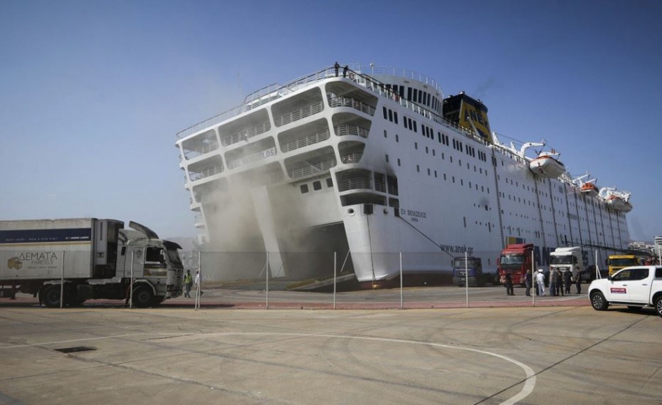 Για 5η ημέρα καπνοί στο πλοίο «Ελ.Βενιζέλος» στον Πειραιά