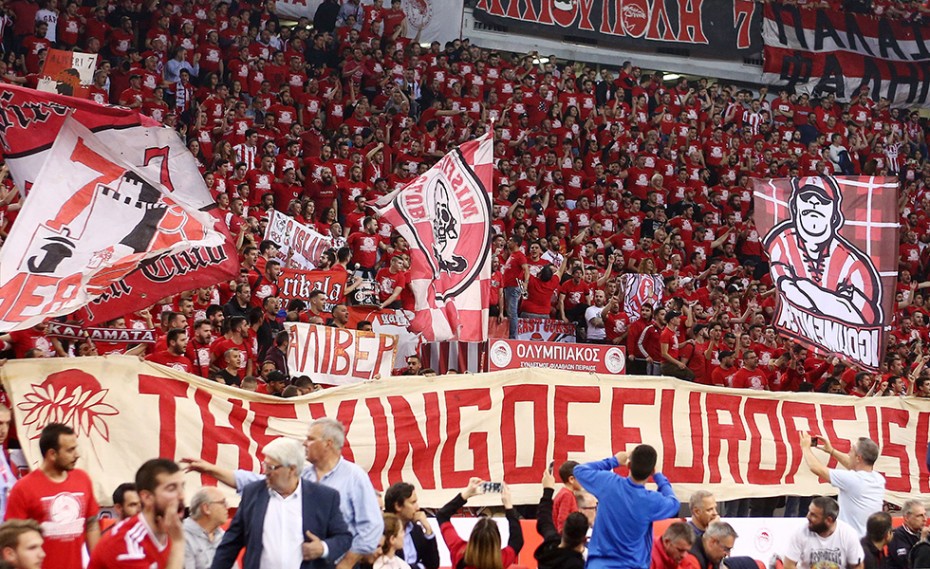Η απίστευτη ατμόσφαιρα στον Πειραιά!