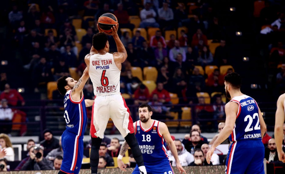 Η Εφές μπήκε σφήνα στο… Clasico Ολυμπιακός-Μπασκόνια (pics, vids)