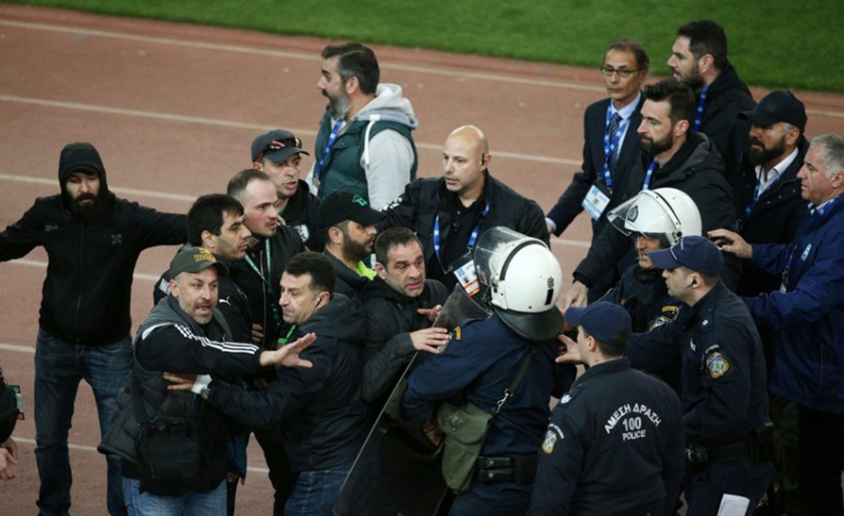 Απίστευτο: Υπάλληλος της ΠΑΕ Παναθηναϊκός ηγείται της επίθεσης στον πάγκο του Ολυμπιακού!