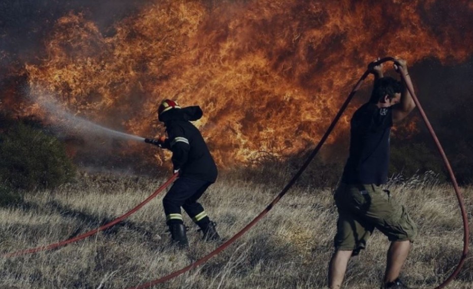 Μαίνεται η πυρκαγιά στην Ελαφόνησο