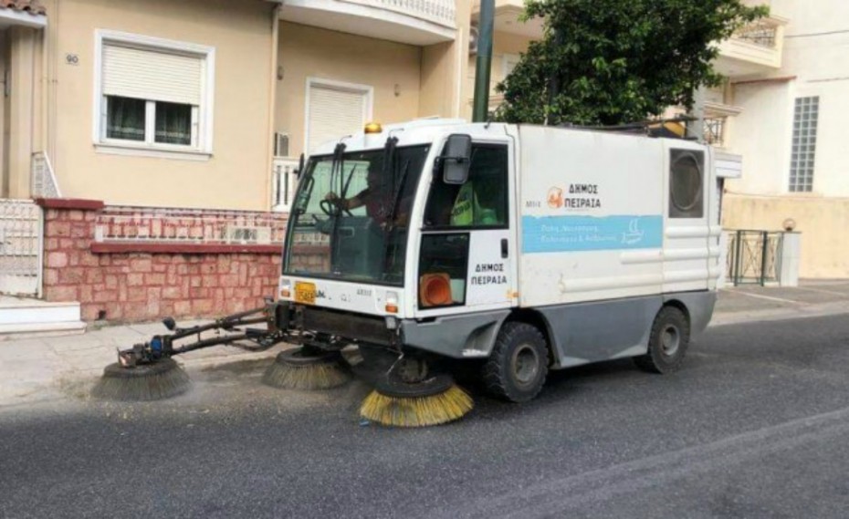 Οι υπηρεσίες του Δήμου Πειραιά καθάρισαν τους δρόμους της πόλης