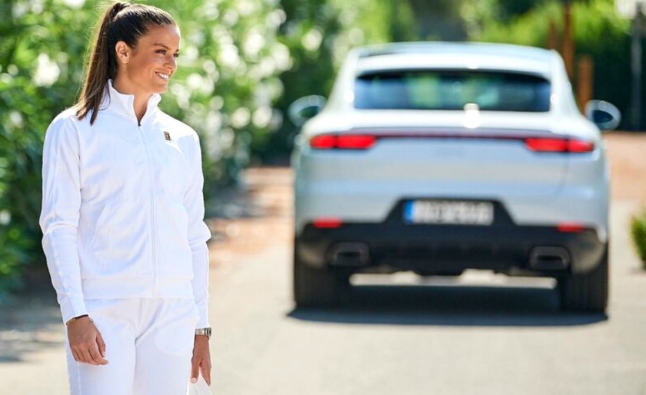 Νέα brand ambassador της Porsche η Σάκκαρη!