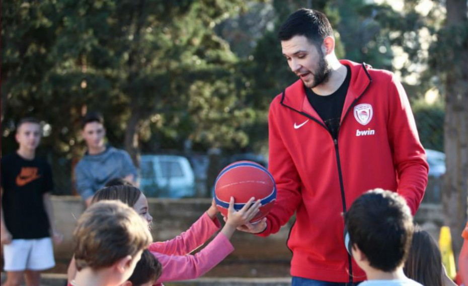 Ο Κώστας Παπανικολάου είναι «Φίλος του παιδιού» (pics)