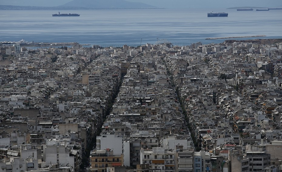 Κορονοϊός: Έρημη πόλη η Αθήνα από ψηλά… (video)