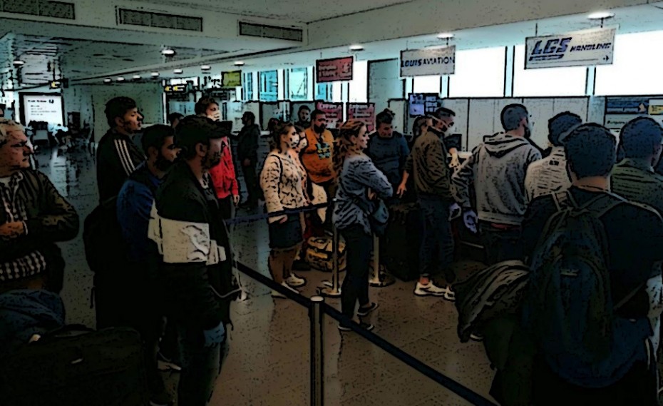 Χάος με Έλληνες στο αεροδρόμιο της Λάρνακας