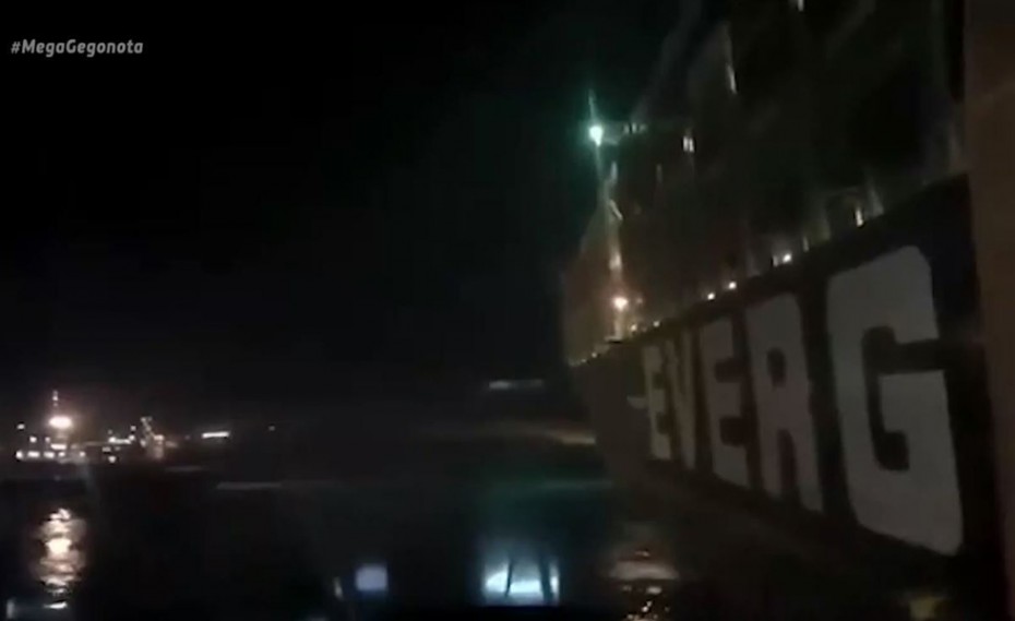 Σουέζ: Καρέ καρέ η γιγαντιαία επιχείρηση αποκόλλησης του πλοίου (video)