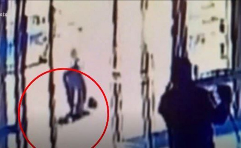 Σοκαριστικό βίντεο: Επίθεση άνδρα σε 65χρονη γυναίκα στις ΗΠΑ! (video)