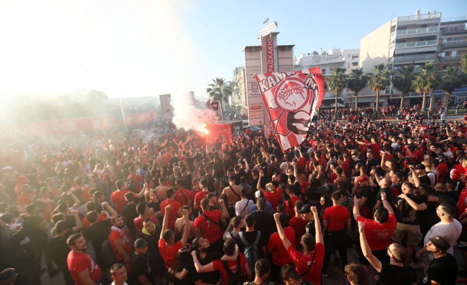 Πάρτι της Θύρας 7 έξω από το γήπεδο! (photos, video)