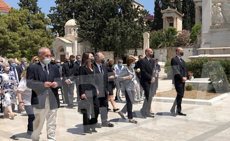 Η οικογένεια Αγγελόπουλου αποχαιρέτησε τον εκλιπόντα Κωνσταντίνο (photos)