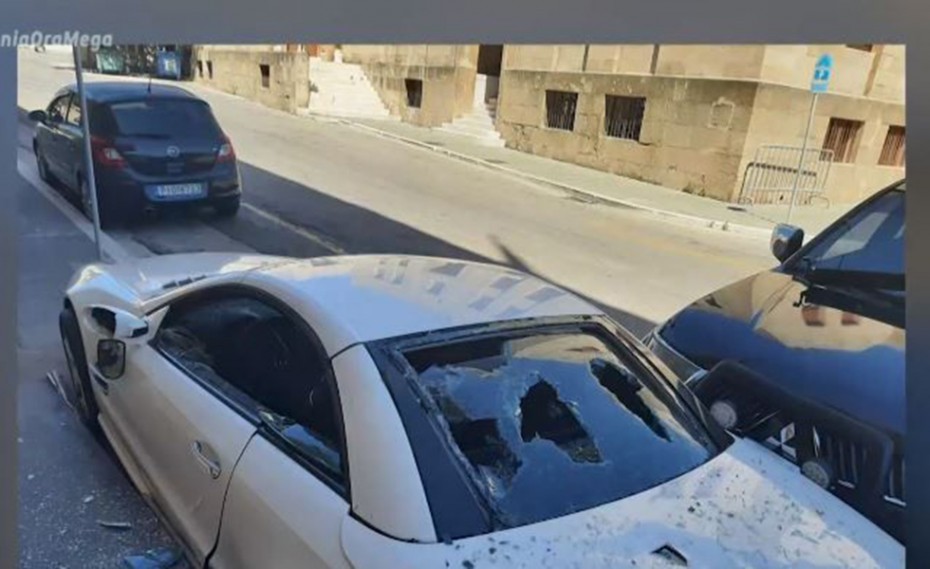 Ρόδος: Σε κατάσταση αμόκ αστυνομικός - Έσπασε με βαριοπούλα το αυτοκίνητο του διευθυντή του