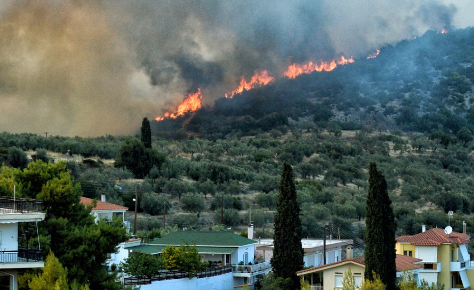 Μεγάλα πύρινα μέτωπα σε Κορινθία, Εύβοια & Επίδαυρο - Επί ποδός η Πυροσβεστική