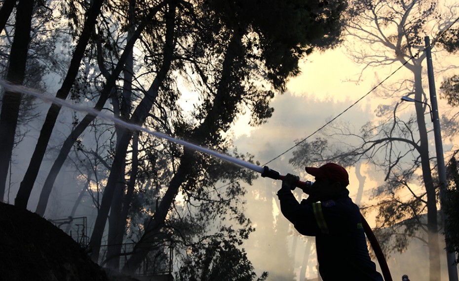 Απόκοσμες εικόνες από τα καμένα σπίτια στους Θρακομακεδόνες