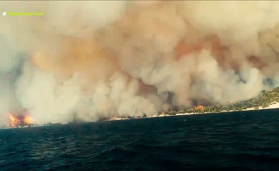 Εύβοια – Κάηκαν σπίτια, εκκενώθηκαν οικισμοί (video)