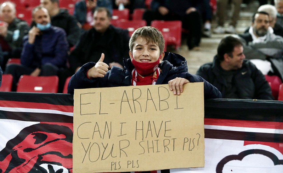 Ο μικρός που ζήτησε τη φανέλα του Ελ Αραμπί! (photo)