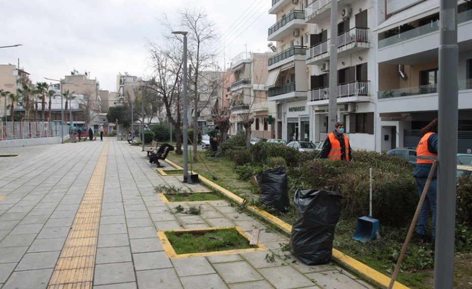 Ανάπλαση πρασίνου και εξωραϊσμός στην πλατεία Θεμιστοκλή από τον Δήμο Πειραιά