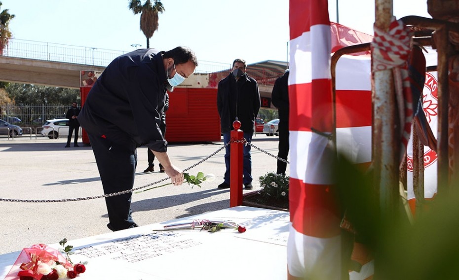 ΘΥΡΑ 7: Τίμησε τη μνήμη των αδερφών μας ο Βαγγέλης Μαρινάκης! (photos)