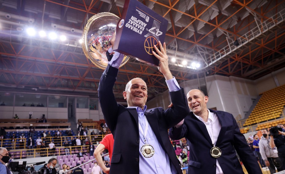 Αγγελόπουλοι: «Γυρίσαμε! Αφιερωμένο στην μνήμη του πατέρα μας, λάτρευε τον Ολυμπιακό» (video)