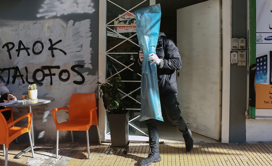 Σφραγίζεται σύνδεσμος του ΠΑΟΚ στη Μενάνδρου, στην Αθήνα - Βρήκαν στειλιάρια, δεν είχε άδεια λειτουργίας (photos)