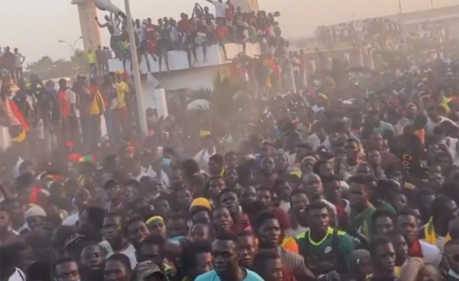 Έγινε χαμός στην υποδοχή της Σενεγάλης! Με φανέλες Σισέ! (videos)