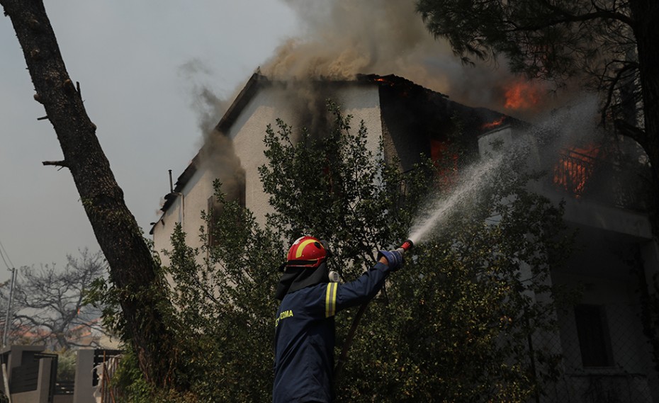 Φωτιά στη Βούλα: Κάηκαν τέσσερα σπίτια - Εικόνες καταστροφής και απόγνωσης