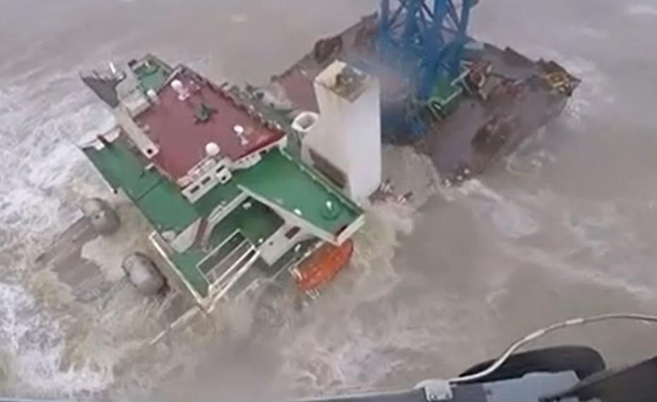 Χονγκ Κονγκ: Καταιγίδα τσάκισε στα δυο τεράστιο πλοίο – Δεκάδες οι αγνοούμενοι (video)
