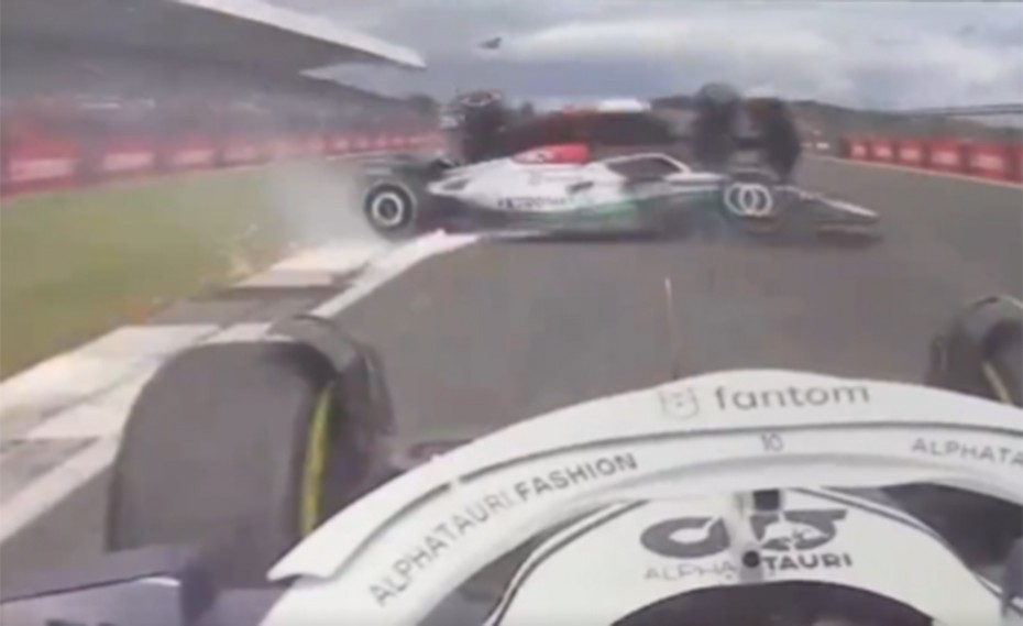 Formula 1: Το τρομακτικό ατύχημα του Ζου! Αναποδογύρισε το μονοθέσιο! (video)