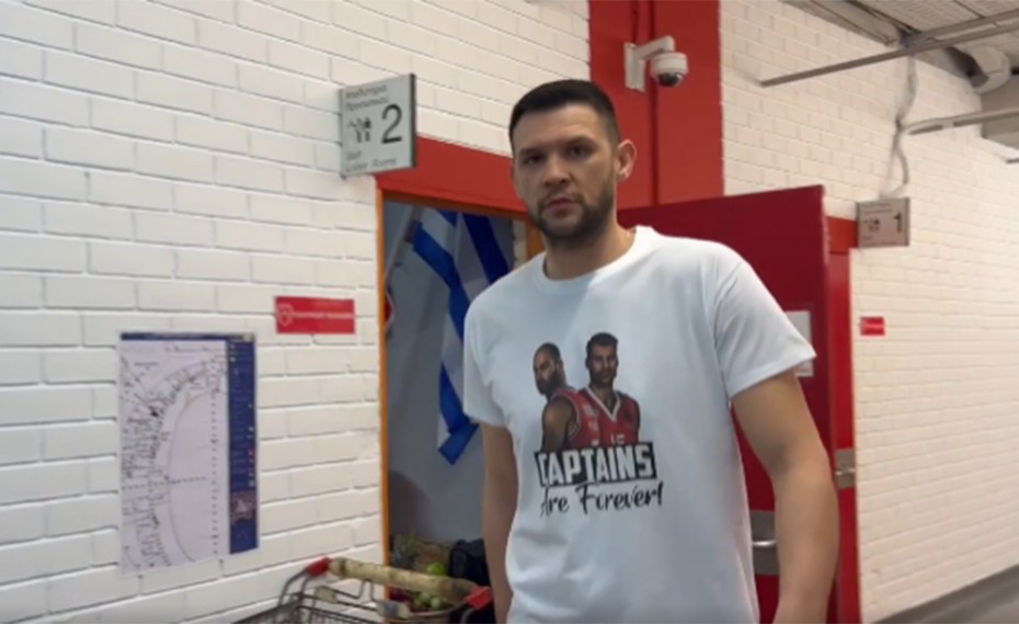 Με τρομερό μπλουζάκι και «Captains are forever» ο Παπανικολάου! (video)