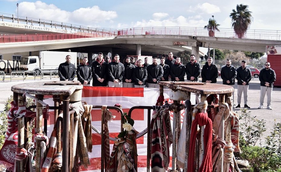 Στο μνημείο της Θύρας 7 οι ομάδες πόλο και χάντμπολ του Ολυμπιακού (photos)
