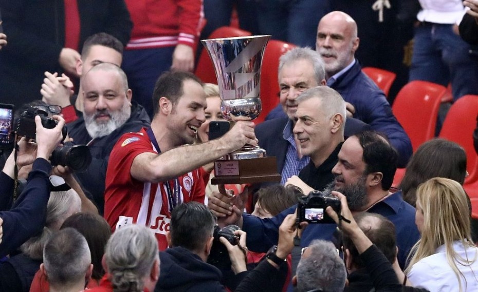 O Tράβιτσα έδωσε την κούπα στον Μαρινάκη! (photos)