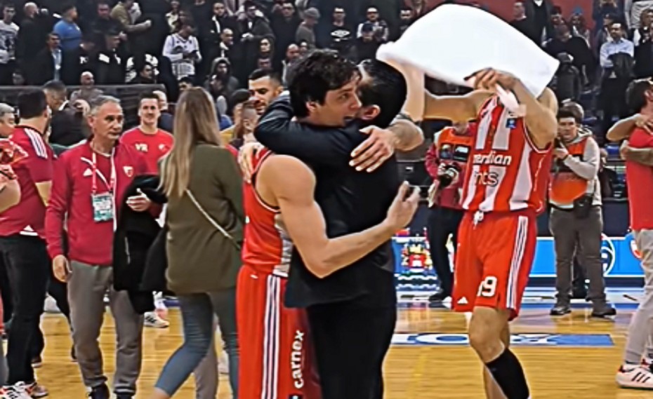 Υπέροχη στιγμή: Η αγκαλιά Σφαιρόπουλου-Τεόντοσιτς μετά την κατάκτηση του Κυπέλλου Σερβίας (video)