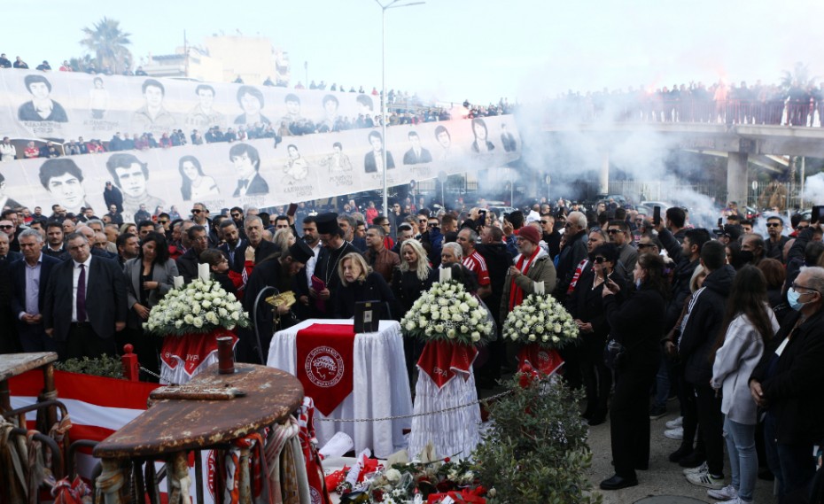 Συγκίνηση στο ετήσιο μνημόσυνο για τα θύματα της Θύρας 7 (video)