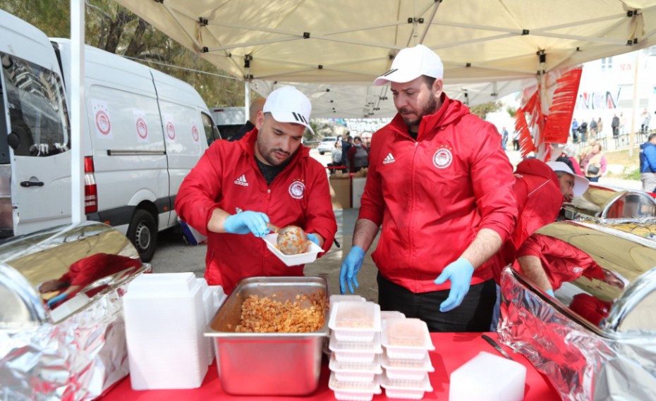 Άνθρωποι του Ολυμπιακού μοίρασαν χιλιάδες γεύματα με σαρακοστιανά εδέσματα