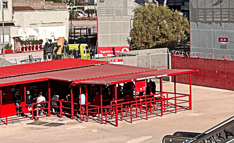 Τρέλα για τον Θρύλο! Στην ουρά για ένα εισιτήριο με Άστον Βίλα πριν ανοίξουν τα εκδοτήρια! (photos)