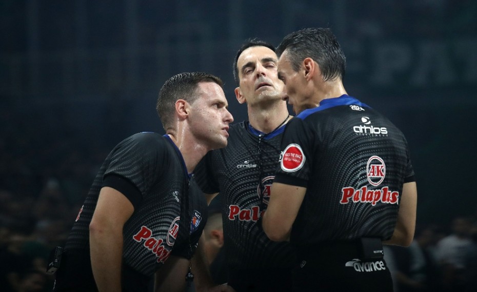 «Βράζει» κατά του διαιτητή Καρπάνου η ΚΑΕ Ολυμπιακός