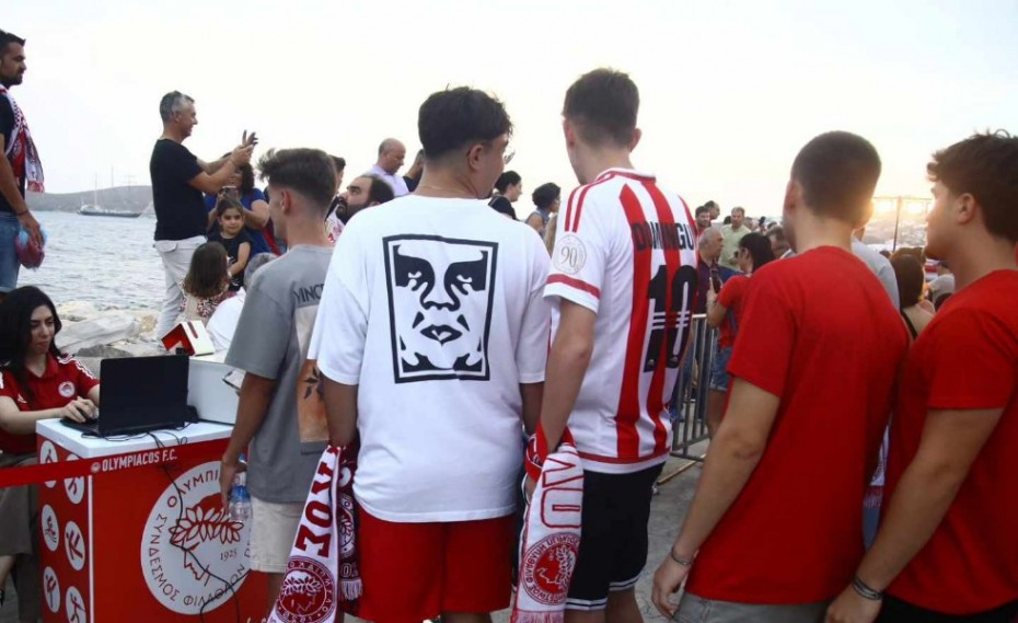 «Ουρές» και στην Πάρο για τις κάρτες μέλους και φιλάθλου (photos)